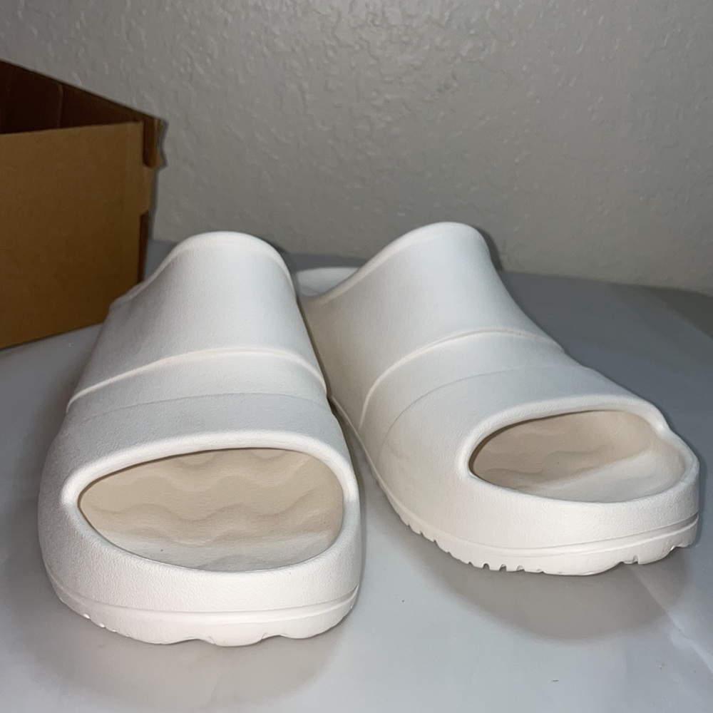 SPERRY FLOAT SLIDE WHITE NEW, size 12M, very comfy! Last one!